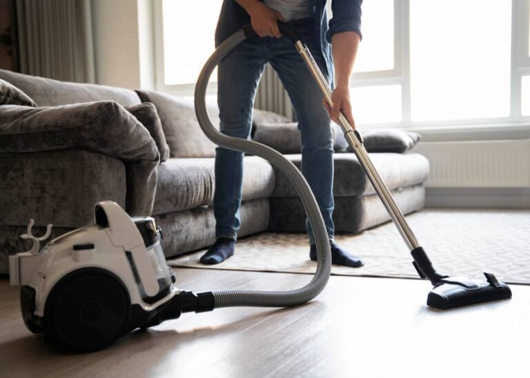 Membersihkan Vacuum Cleaner